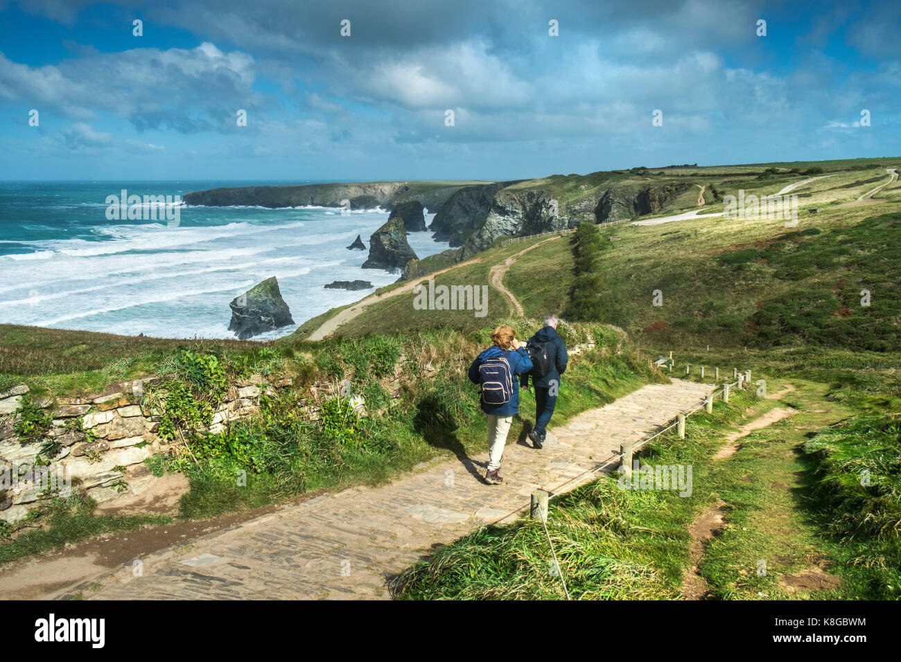 Bedruthan Steps - Wanderer auf dem Küstenweg an Bedruthan Steps auf der nördlichen Küste von Cornwall. Stockfoto