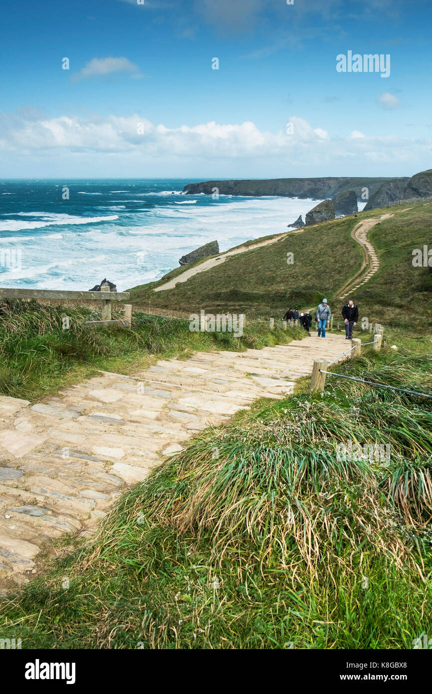 Bedruthan Steps - Wanderer klettern auf den steilen Fußweg an Bedruthan Steps auf der nördlichen Küste von Cornwall. Stockfoto