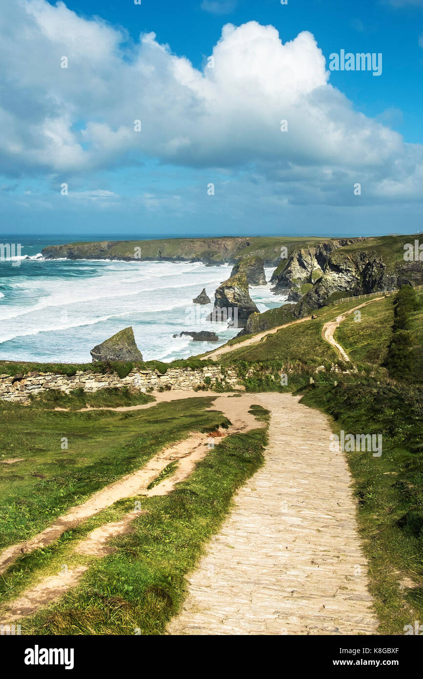 Bedruthan Steps - Die Küsten Weg hinab zum Bedruthan Steps auf der nördlichen Küste von Cornwall. Stockfoto