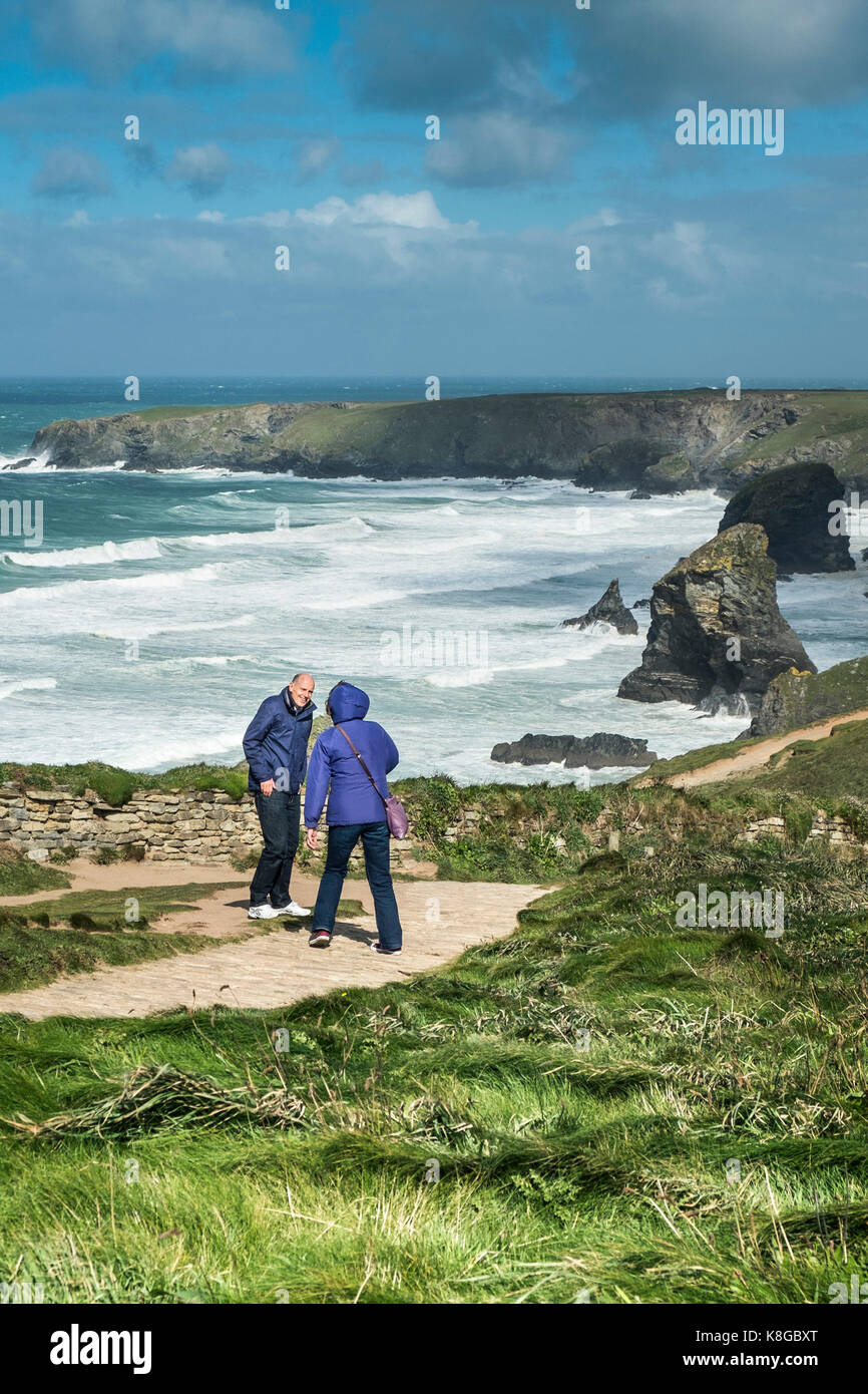 Bedruthan Steps - Urlauber genießen die windigen Bedingungen bei Bedruthan Steps auf der nördlichen Küste von Cornwall. Stockfoto