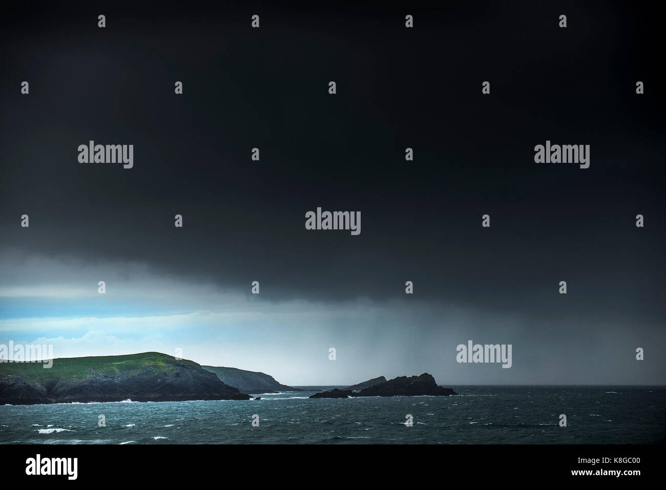 UK Wetter - Gewitterwolken nähert sich der Küste von Newquay an der Küste von North Cornwall. Stockfoto