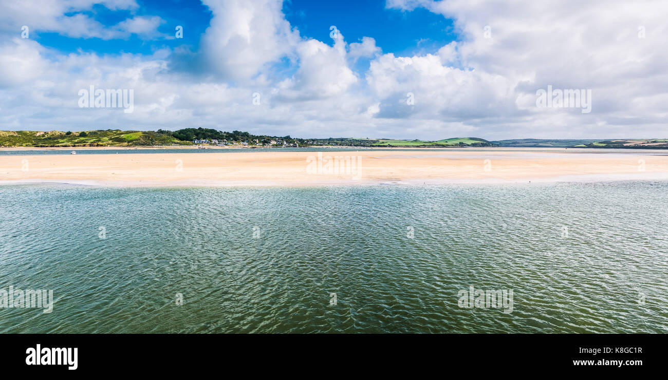 Fluss Camel - einen Panoramablick auf den Fluss Camel bei Ebbe in der Nähe von Padstow an der Küste von North Cornwall. Stockfoto