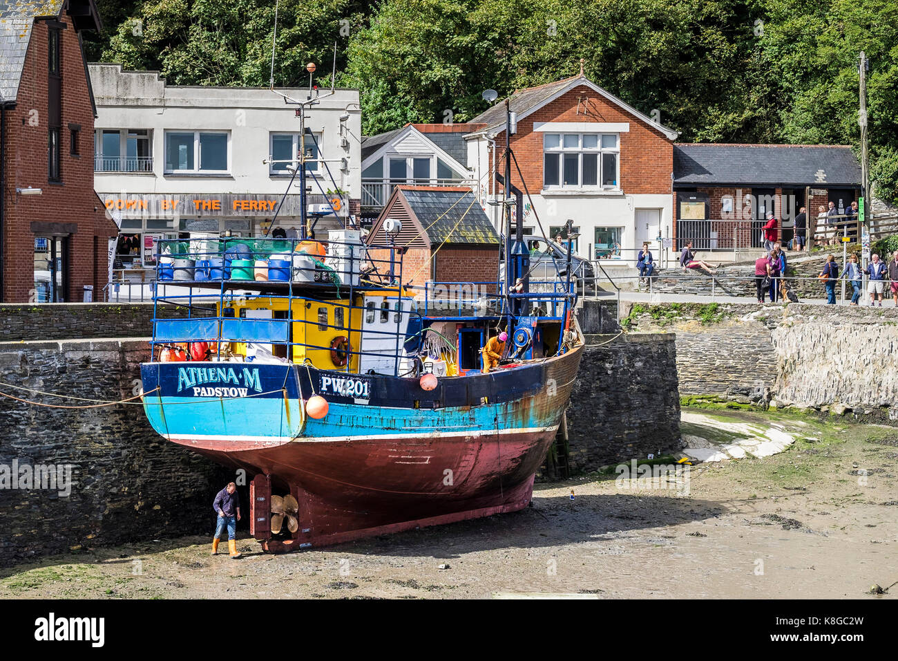 Fischerei - der Trawler Athena M gebunden und gewartet. in Padstow Hafen an der Küste von North Cornwall. Stockfoto