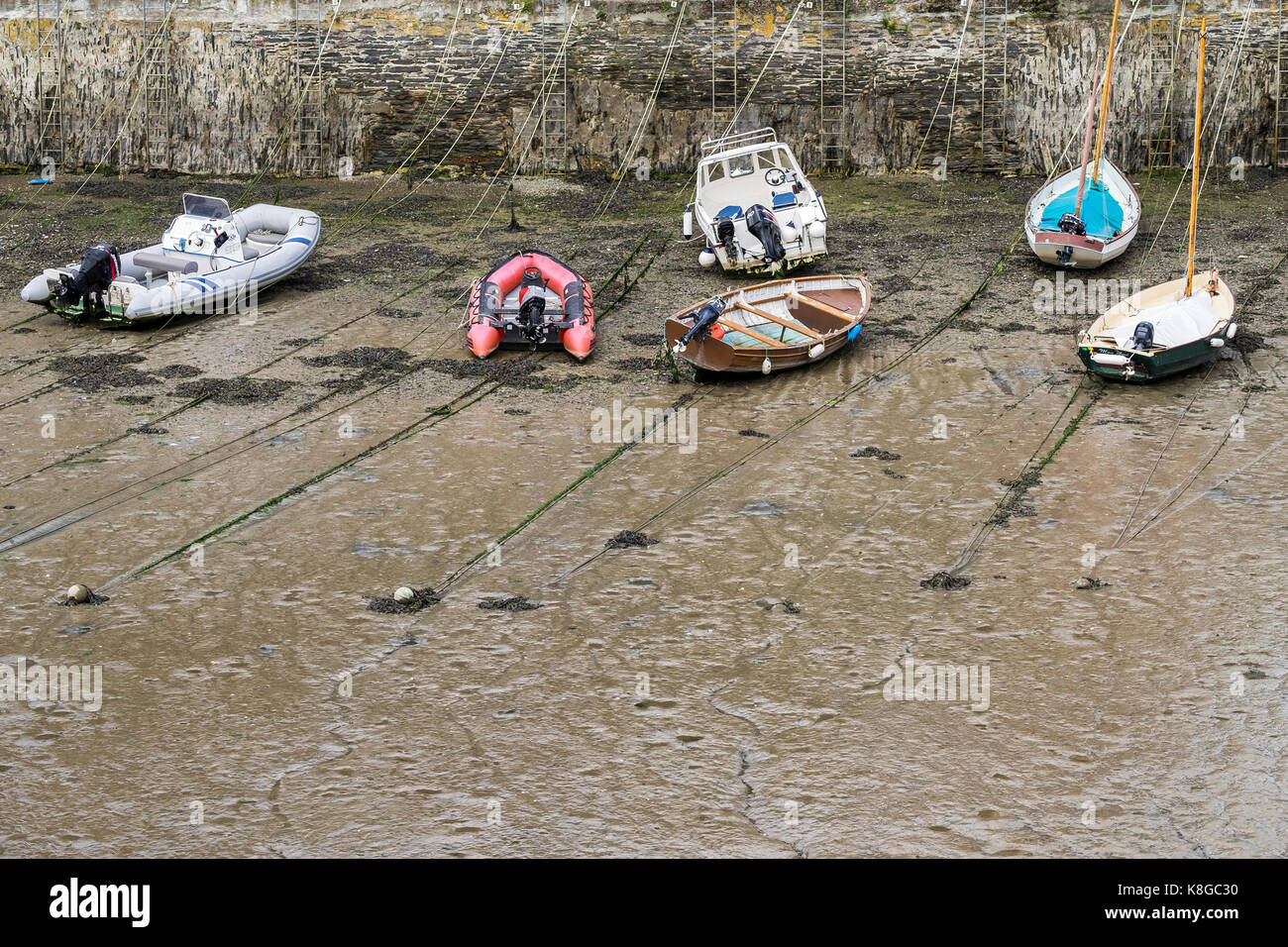 Padstow - Boote und Schlauchboote bei Ebbe in Padstow Hafen an der Küste von North Cornwall vertäut. Stockfoto
