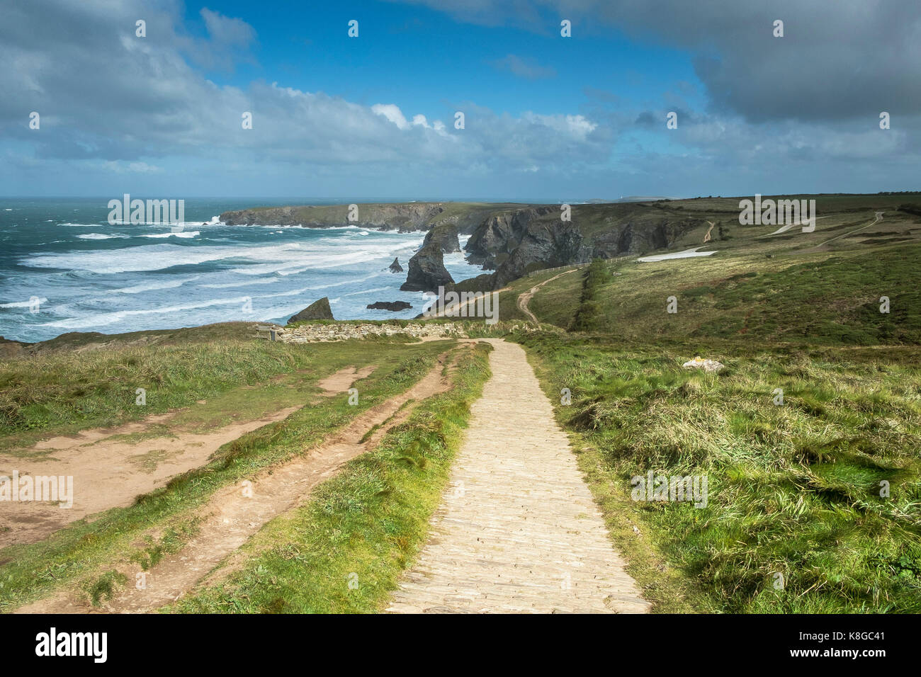 Bedruthan Steps - Die Küsten Weg hinab zum Bedruthan Steps auf der nördlichen Küste von Cornwall. Stockfoto