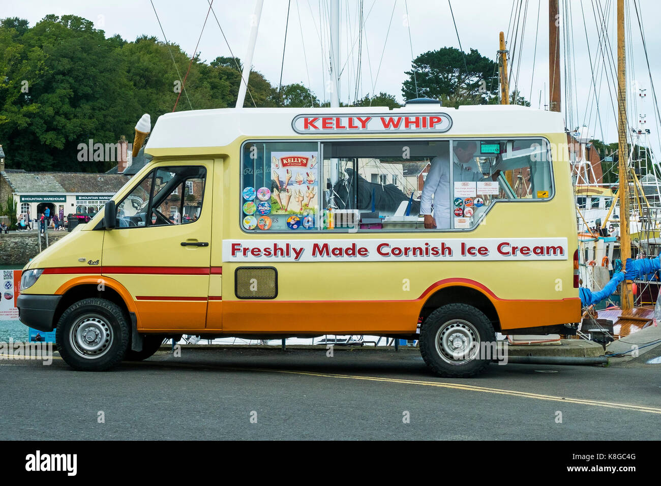Eis Lkw - ein Kellys Ice Cream van in der Nähe des Hafens in Padstow an der Küste von North Cornwall geparkt. Stockfoto