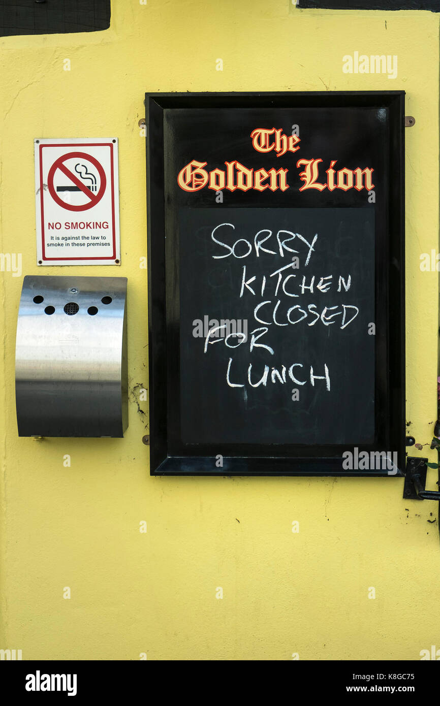 Signage - eine seltsame Zeichen an der Wand eines Public House. Stockfoto