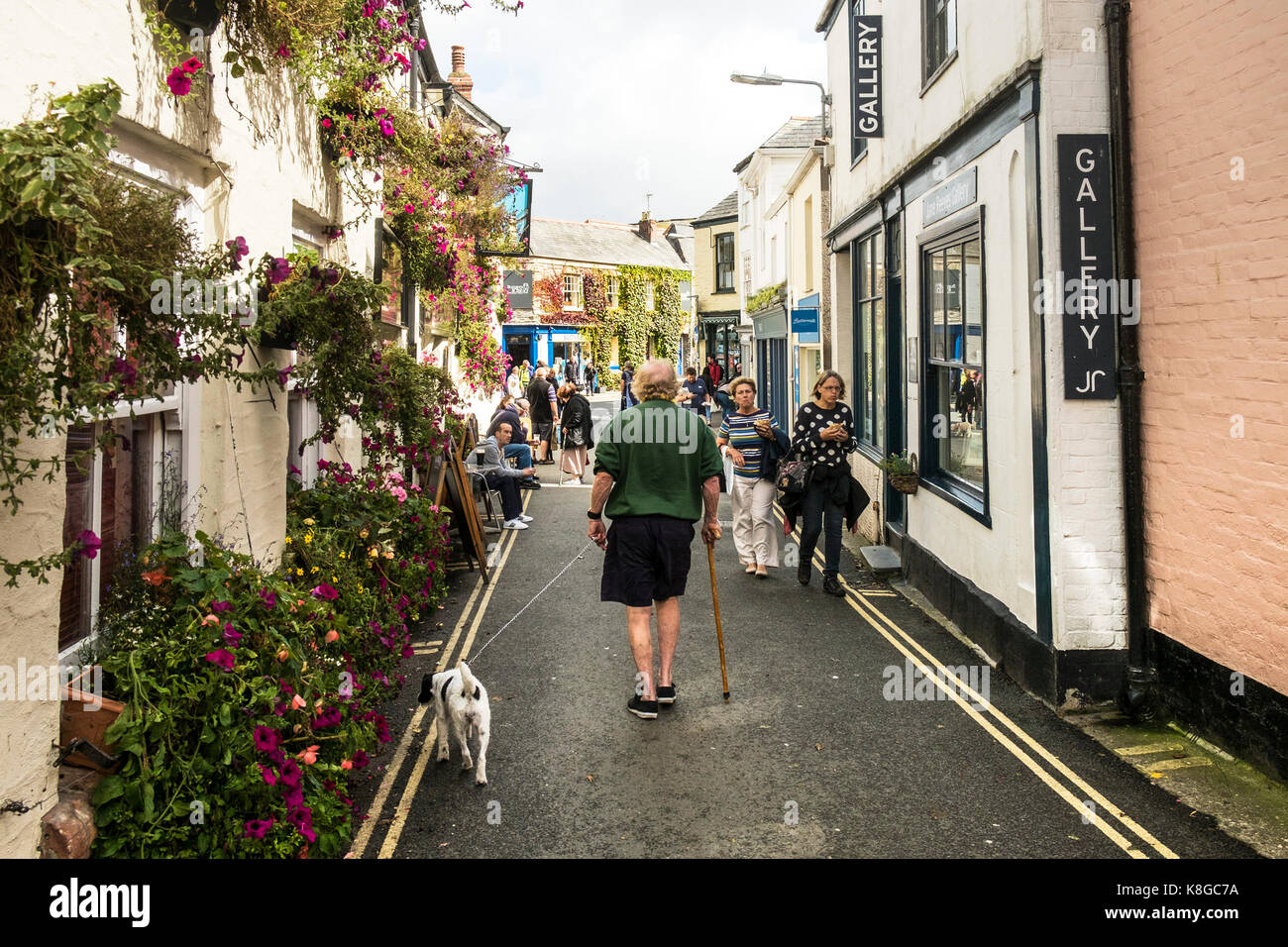 Padstow - Touristen zu Fuß durch die Straßen von Padstow an der Küste von North Cornwall. Stockfoto