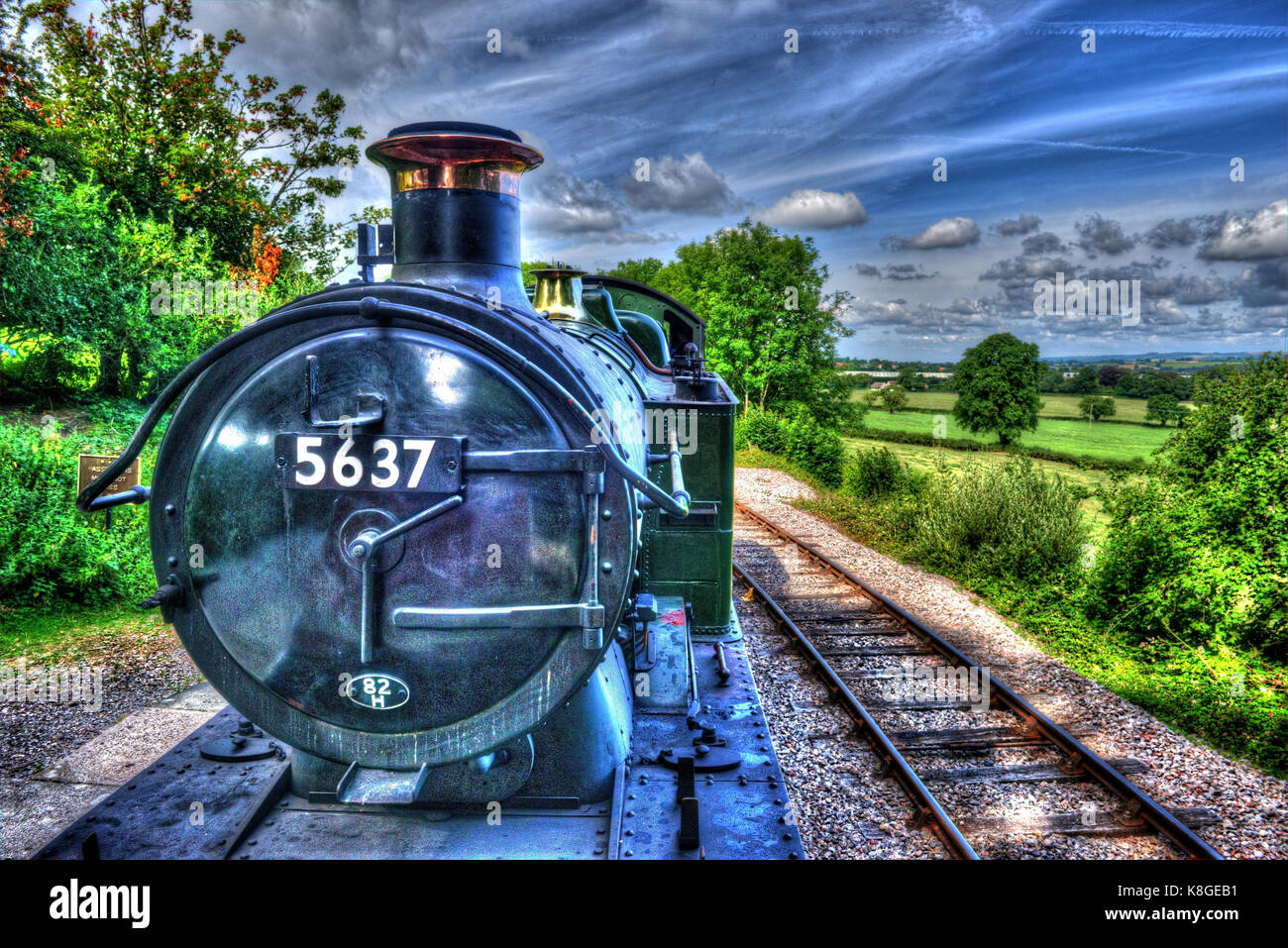 Kopf auf Schuß von GWR 0-6-2T Nr. 5637 schleppen einen Zug auf der East Somerset Railway, verarbeitet wie ein HDR-Bild. Stockfoto