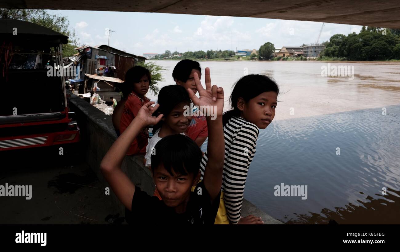 Phnom Penh Kambodscha Monivong Brücke Bassac River Slumgebiet Spielende Kinder Stockfoto