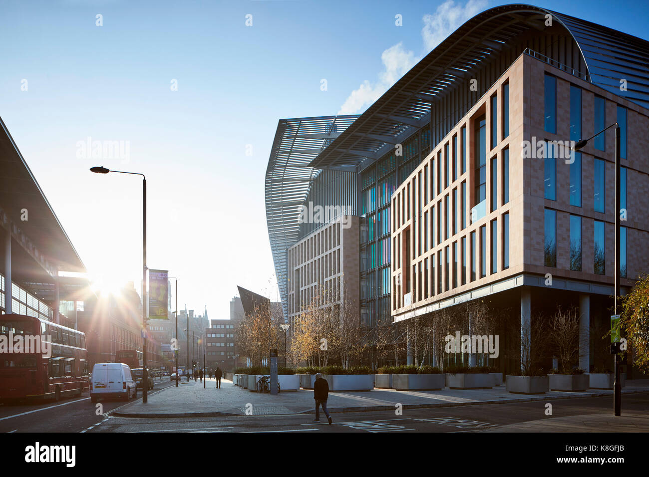 Schrägansicht der vorderen Erhöhung in die Sonne. Francis Crick Institute, London, Vereinigtes Königreich. Architekt: HOK International Ltd, 2017. Stockfoto
