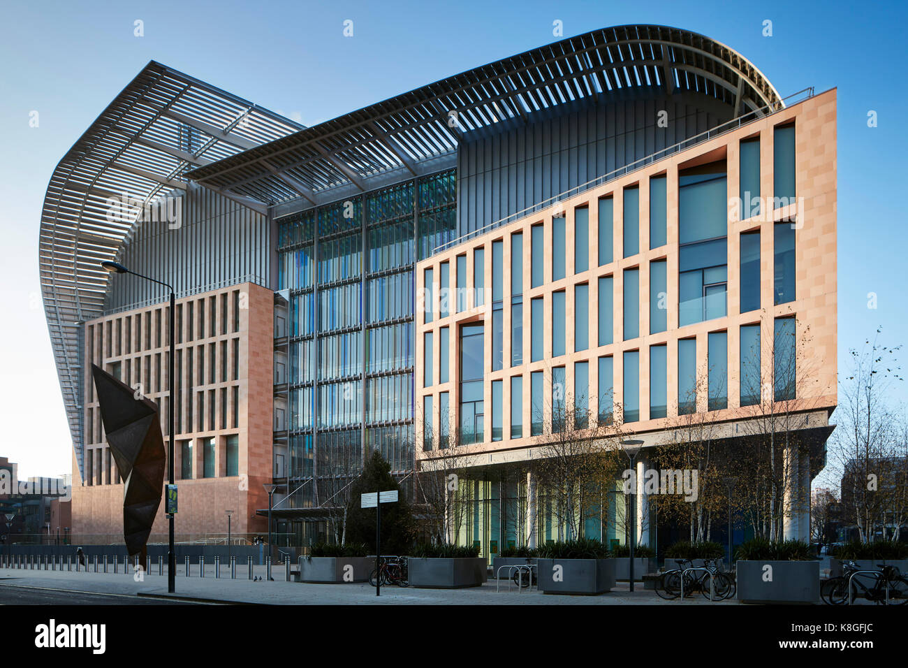 Schrägansicht der vorderfassade. Francis Crick Institute, London, Vereinigtes Königreich. Architekt: HOK International Ltd, 2017. Stockfoto