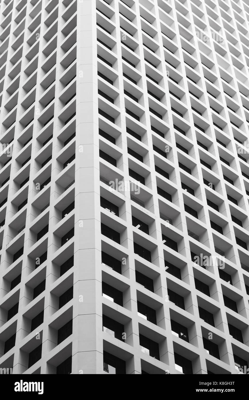 Abstrakte zeitgenössische Architektur Hintergrund Foto, Ecke aus weißem Beton Büroturm mit quadratischen Fenstern Stockfoto