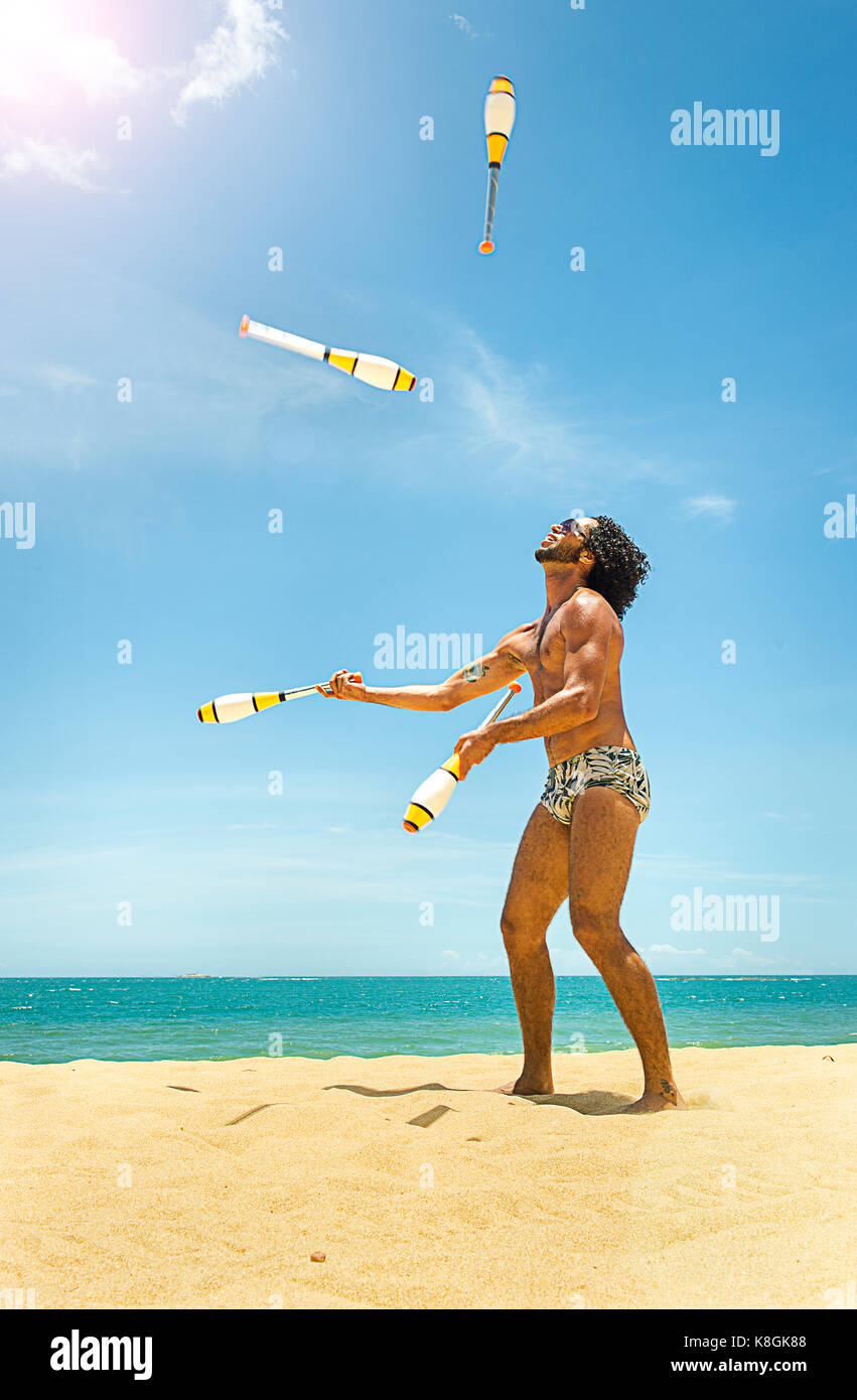 Man jonglieren am Strand, Rio de Janeiro, Brasilien Stockfoto