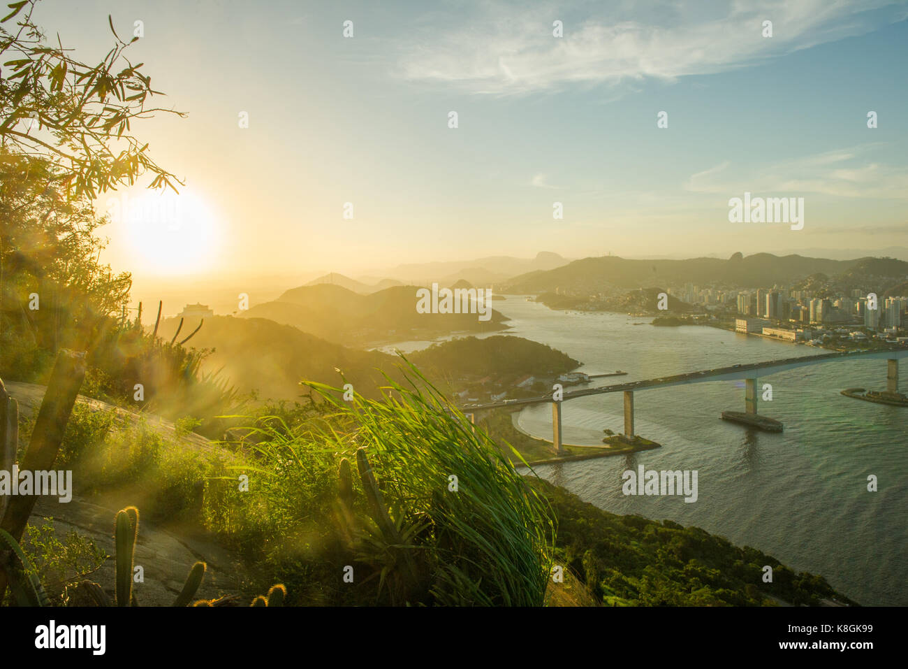 Blick auf das Meer bei Sonnenuntergang, Rio de Janeiro, Brasilien Stockfoto