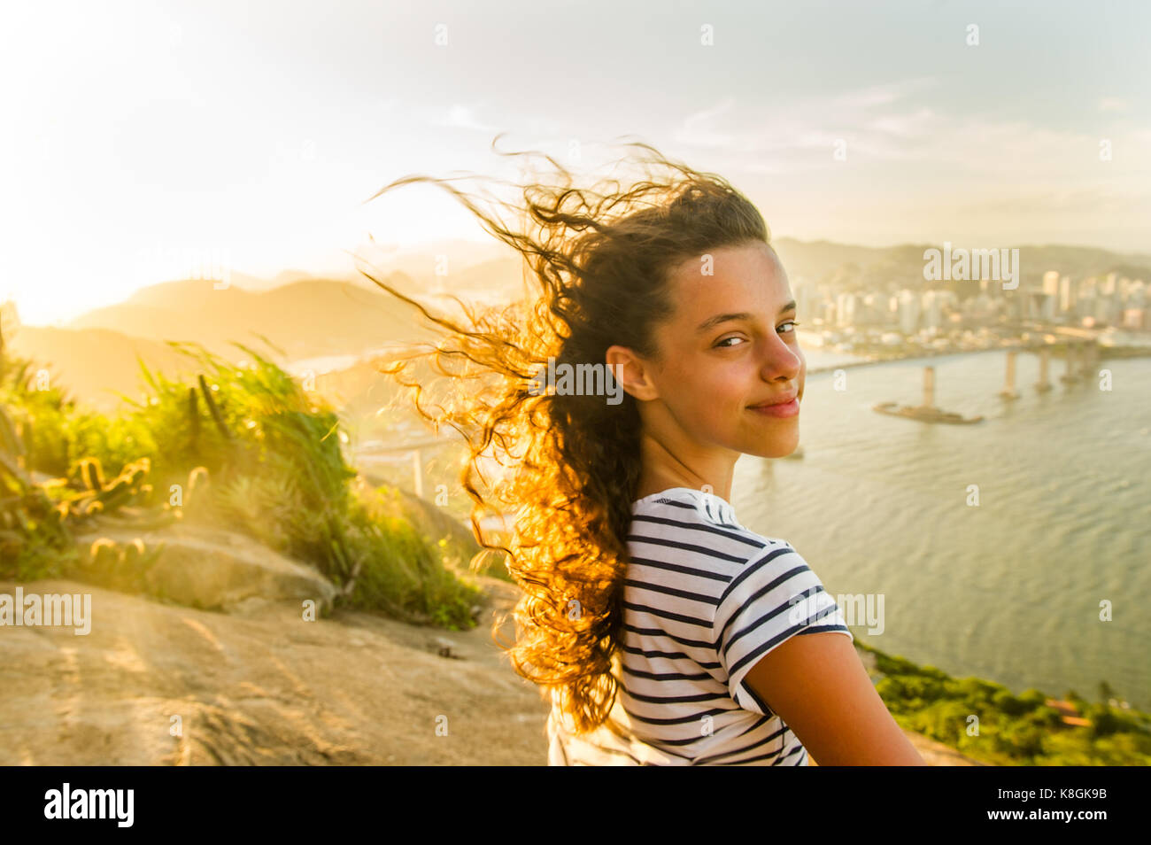 Mädchen an View Point bei Sonnenuntergang, Rio de Janeiro, Brasilien Stockfoto