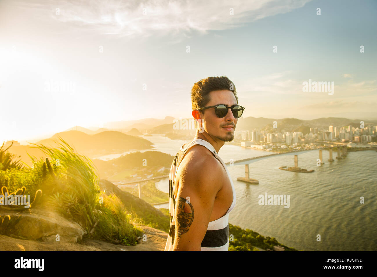 Mann an View Point bei Sonnenuntergang, Rio de Janeiro, Brasilien Stockfoto