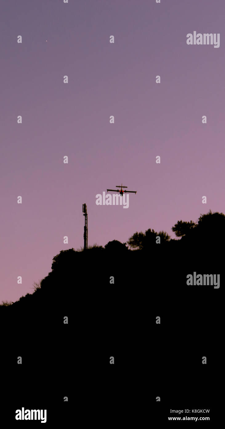 Canadair bei Sonnenuntergang Stockfoto