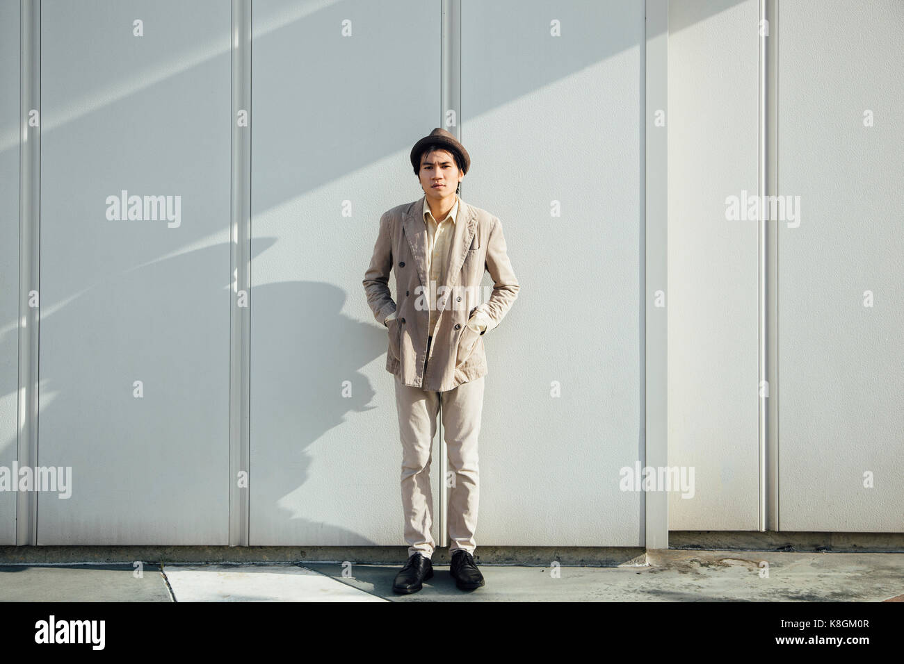 Portrait des jungen Mannes im Freien, die Hände in den Taschen Stockfoto
