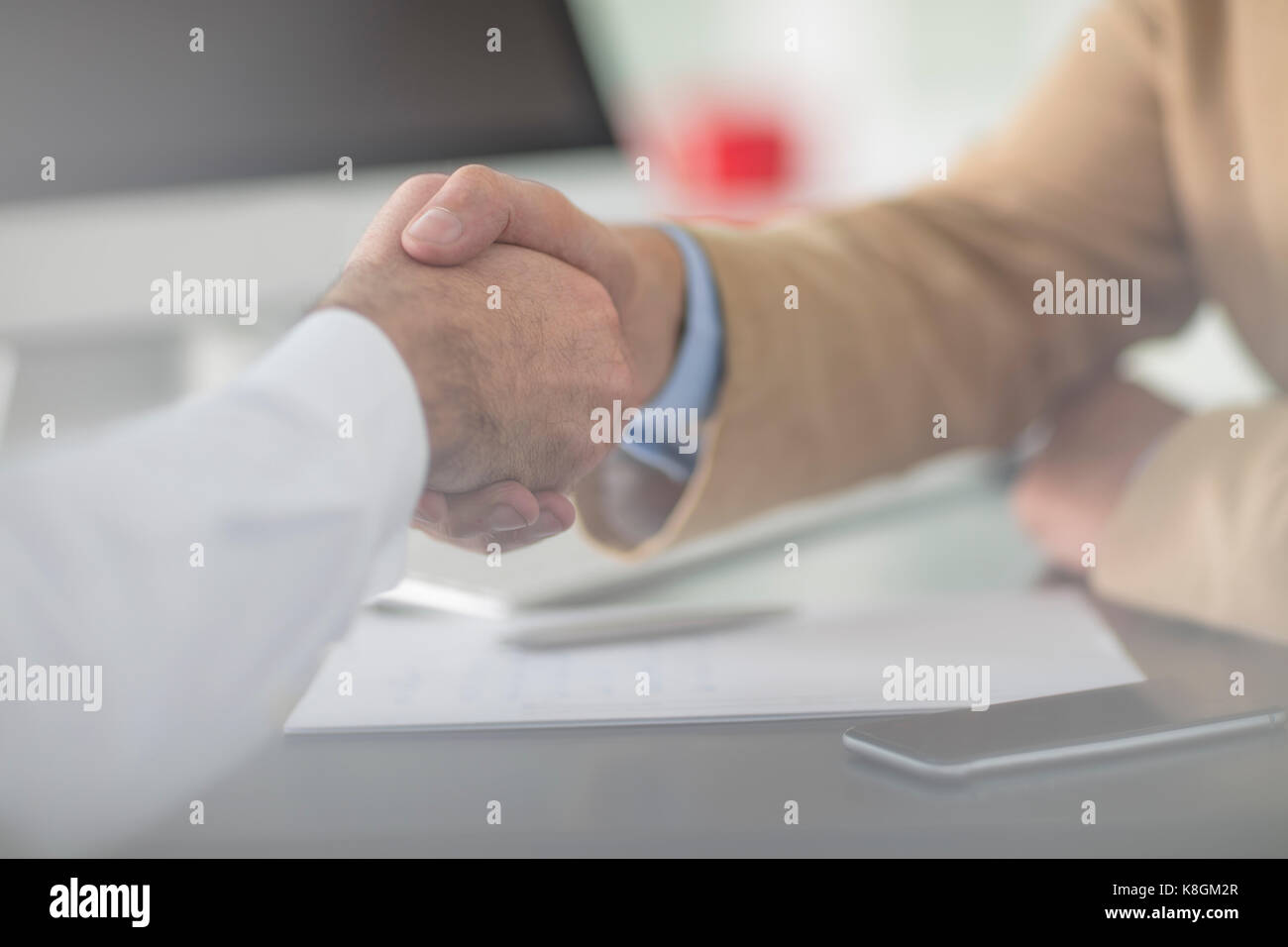 Anzeigen von Männern die Hände schütteln 7/8 Stockfoto