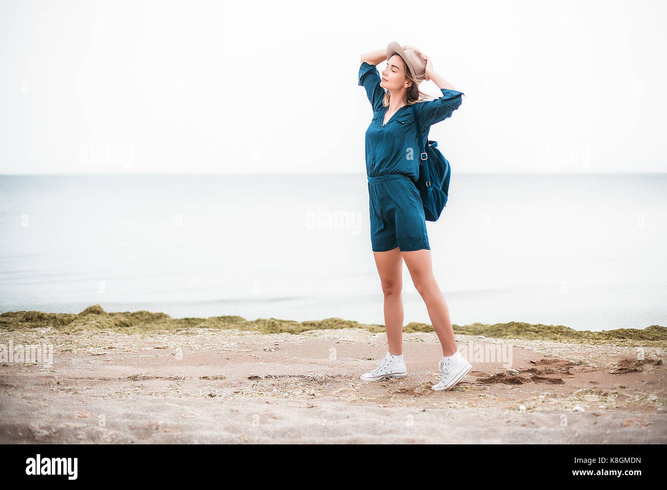 Mitte der erwachsenen Frau stand in der Nähe der Küste, atmen frische Luft Stockfoto
