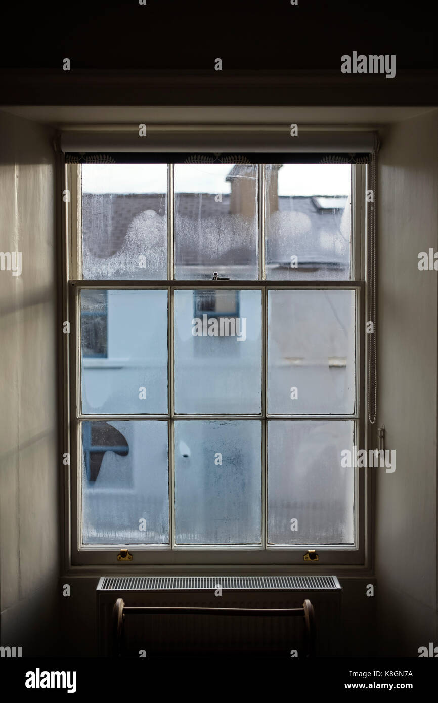 Gedämpftes Schlafzimmer original 3 über 6 Schiebefenster in viktorianischen Haus Stockfoto