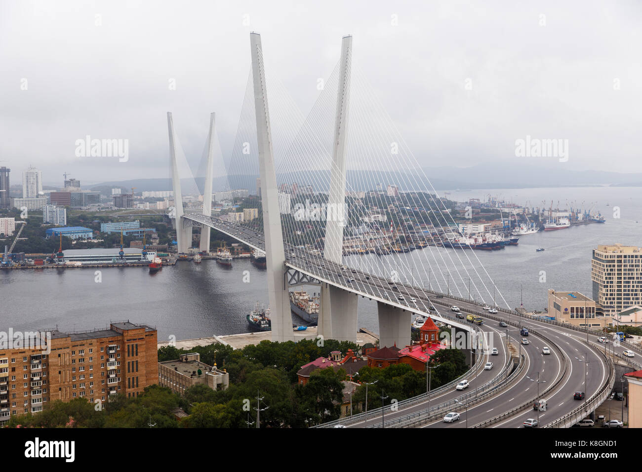 Foto meer Bucht mit Gebäude, Schiffe, Brücke Stockfoto