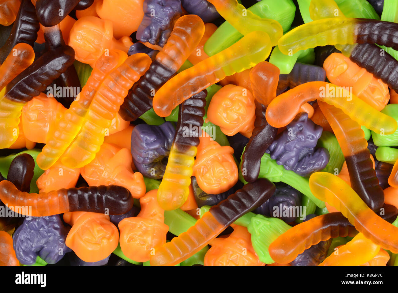 Makro halloween gummy Worms hexen Besen Katzen candy Stockfoto