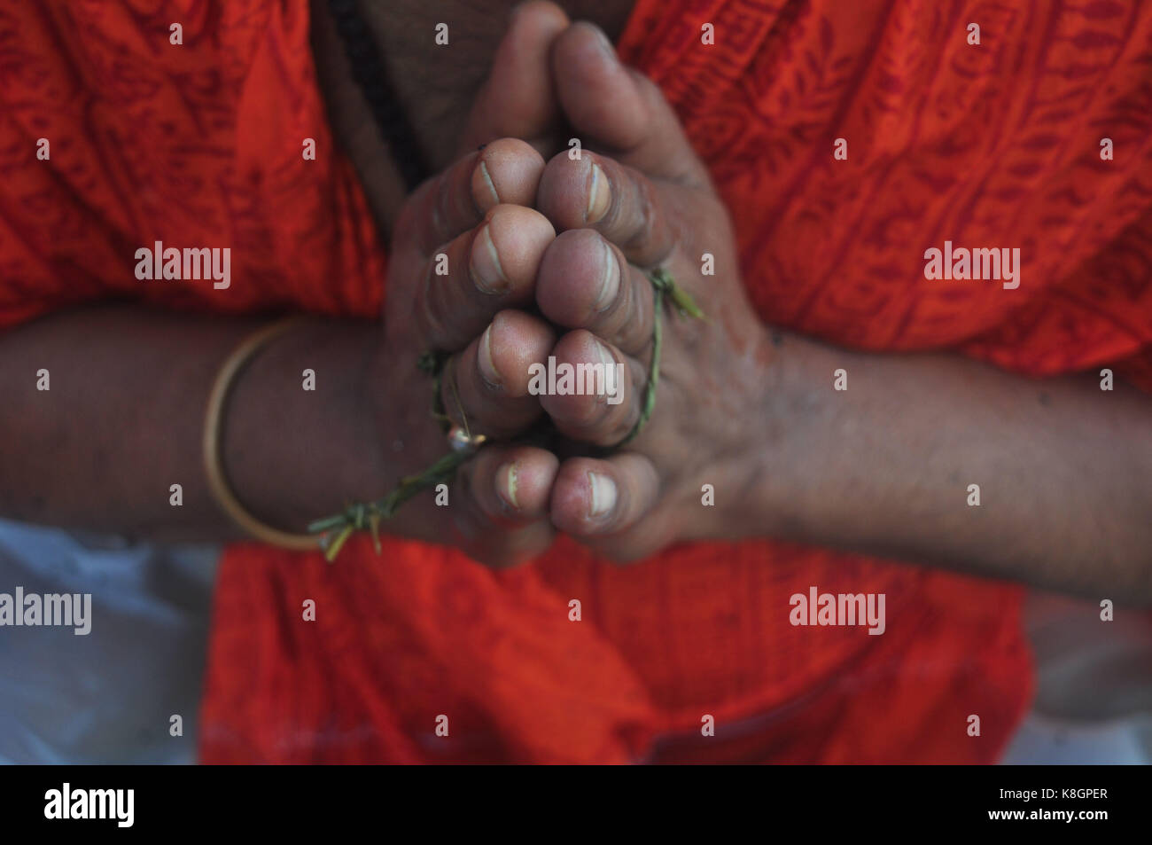 Agartala, Indien. 19 Sep, 2017. Indisch-hinduistischen Gläubigen führt Tarpan, ein Ritual, fiel vor der Vorfahren, die am letzten Tag für die Gebete zu den Vorfahren namens Pitritarpan in Andhra Pradesh, Indien, am 19. September 2017. In der hinduistischen Mythologie, ist dieser Tag auch "ahalaya" bezeichnet und als der Tag, an dem die Götter die zehn bewaffnete Göttin Durga der Dämonenkönig Asur, geplottet, die Götter aus ihrem Reich zu zerstören. Die fünf Tage der Anbetung von Durga, die als der Zerstörer des Bösen zugeschrieben wird. Credit: Abhisek Saha/Pacific Press/Alamy leben Nachrichten Stockfoto