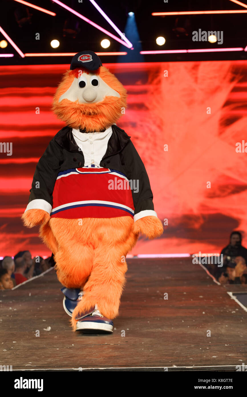 Montreal, Kanada 24/08/2017 Youppi, Maskottchen für die Montreal Canadiens NHL Hockey Team auf der Landebahn am Montreal Identität fashion show Stockfoto