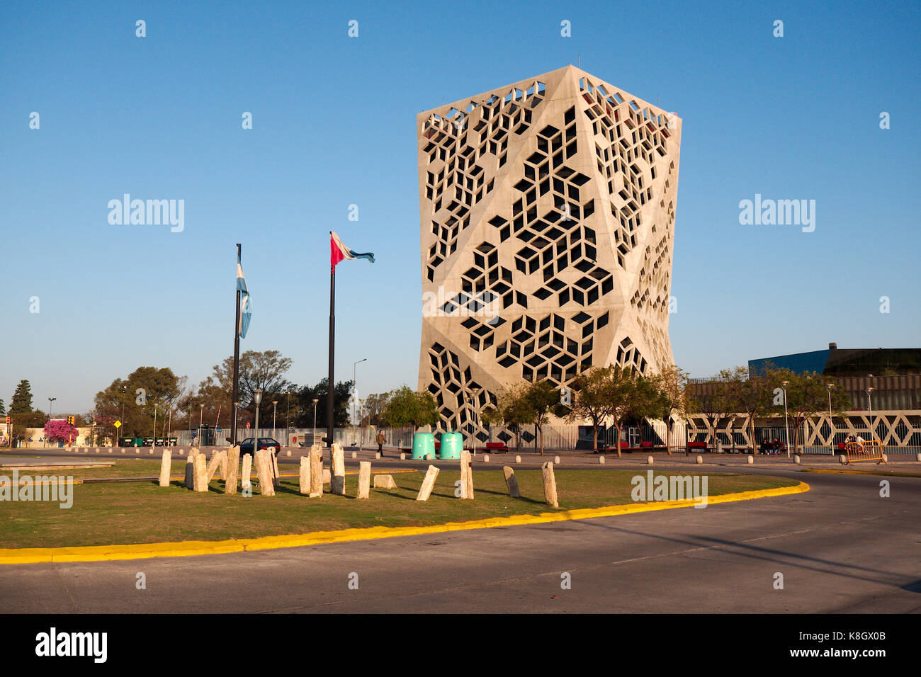 Cordoba, Argentinien - 2017: Blick auf das Centro Cívico del Bicentenario, oder das Bürgerzentrum. Stockfoto