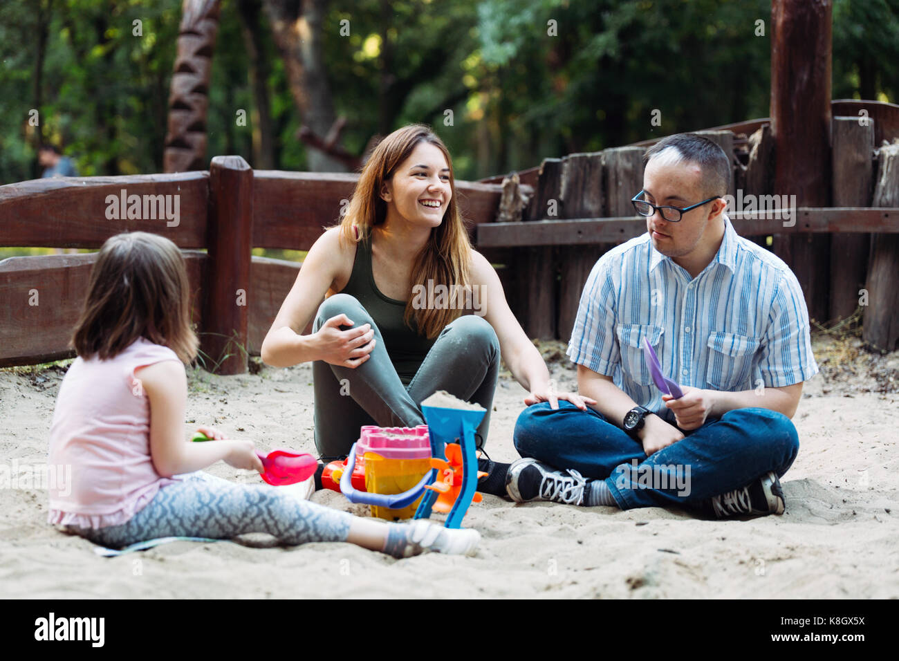 Happy Family verbringen lustige Zeit zusammen spielen im Sand Stockfoto