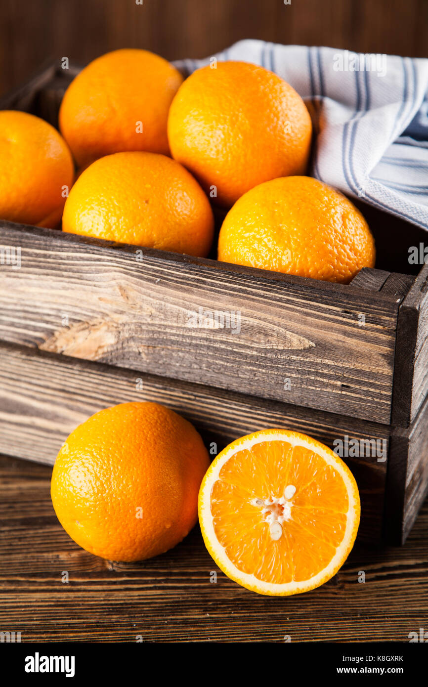 Frische Orangen in Holzkiste Stockfoto