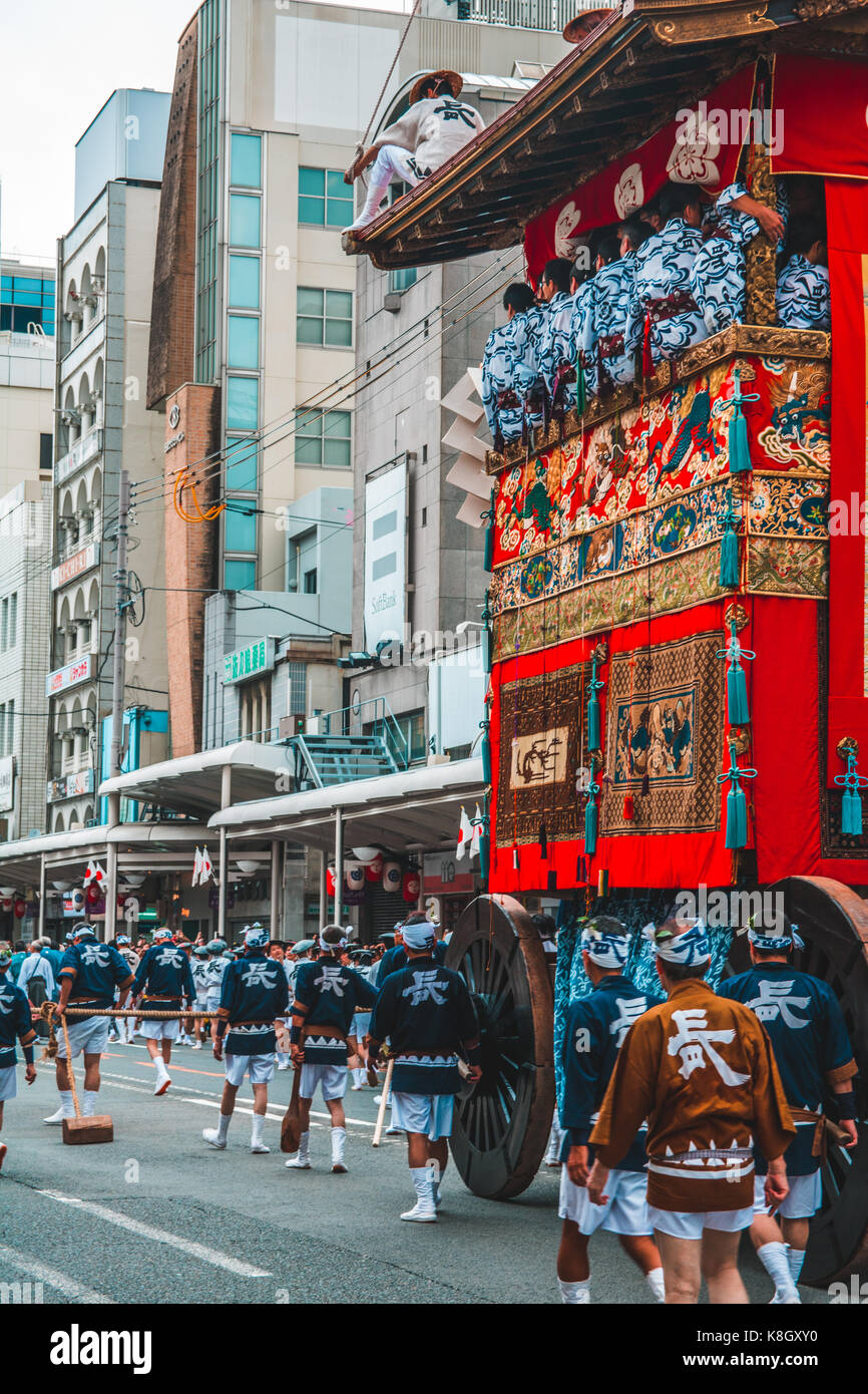 Gion Matsuri Schwimmer werden durch die Stadt in Japans berühmtesten Festival mit Rädern. Kyoto, Japan Stockfoto