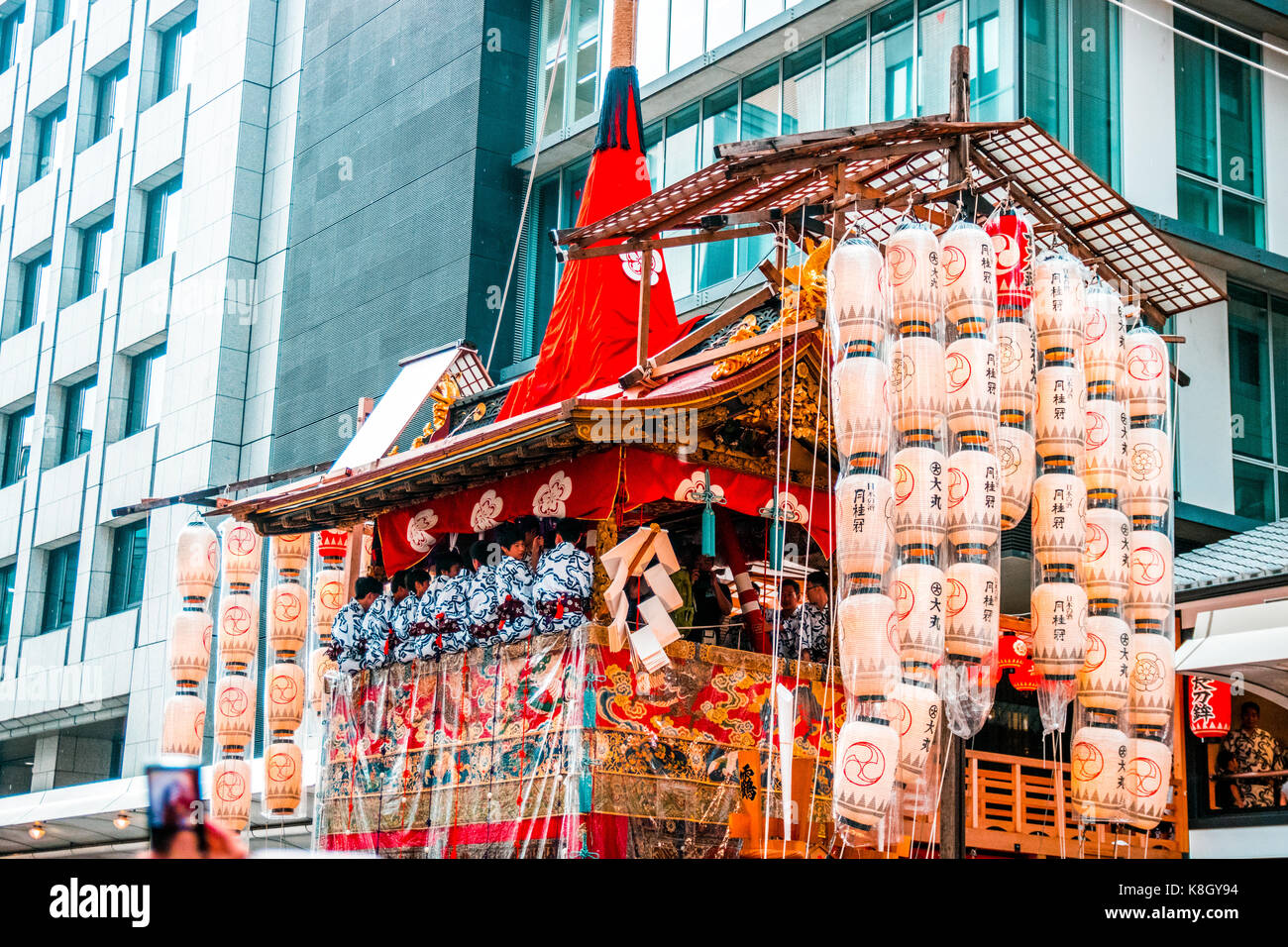 Gion Matsuri Schwimmer werden durch die Stadt in Japans berühmtesten Festival mit Rädern. Kyoto, Japan Stockfoto