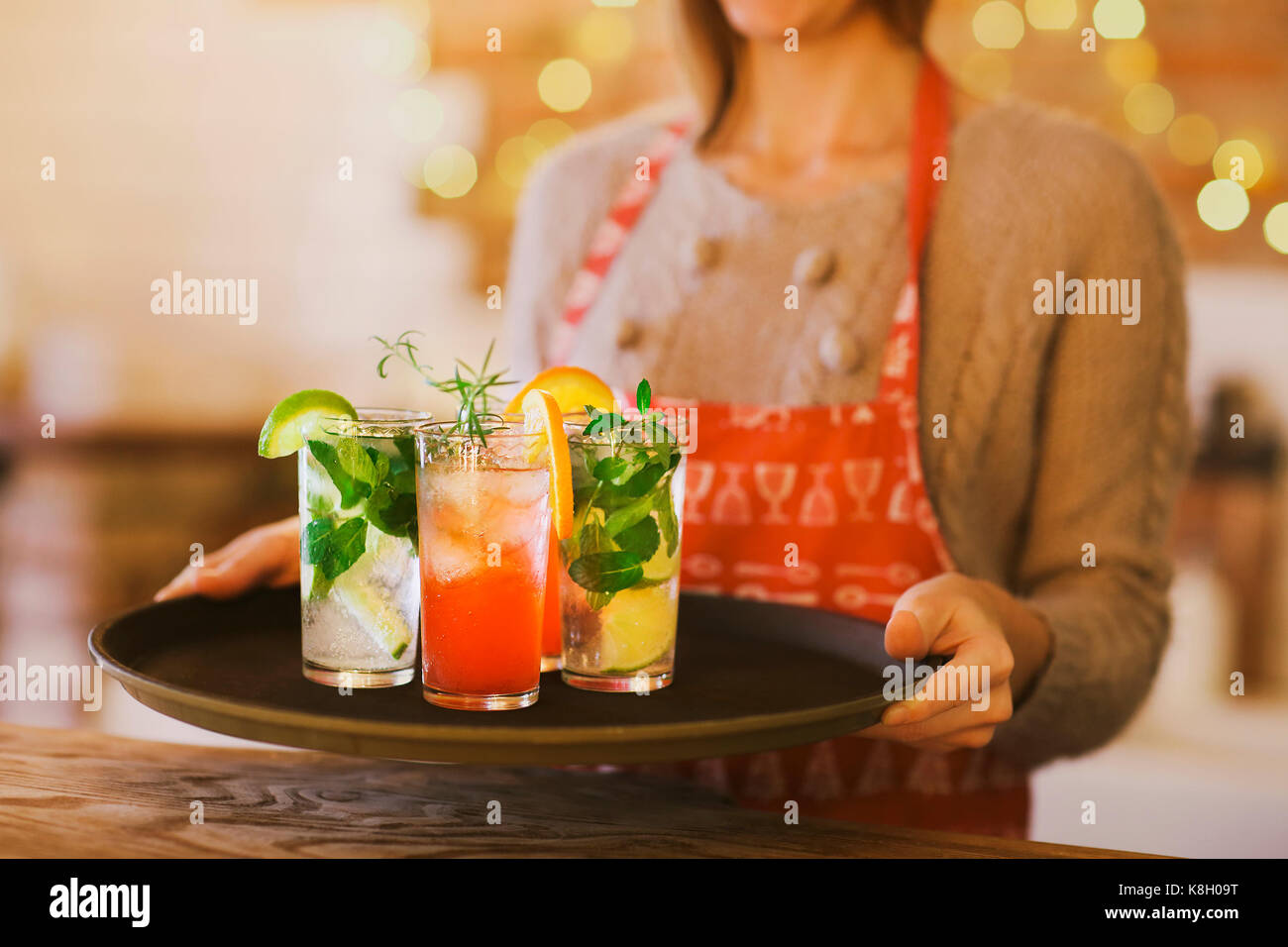 Junge hübsche Frau mit roten und grünen Cocktails auf Fach in der Bar Stockfoto
