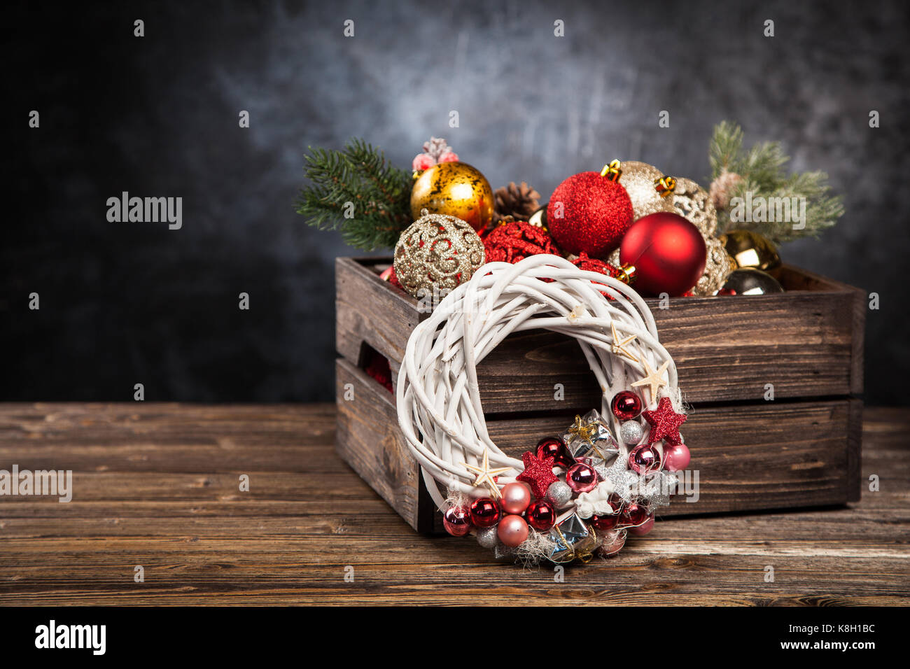 Weihnachtsschmuck in einer Holzkiste. Stockfoto