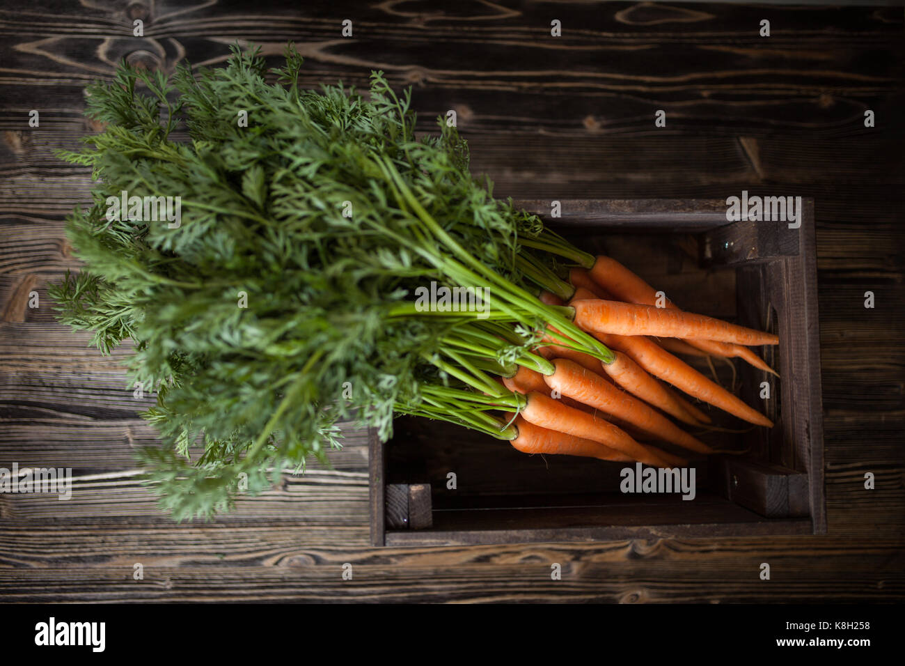 Karotte auf alten Holztisch Stockfoto