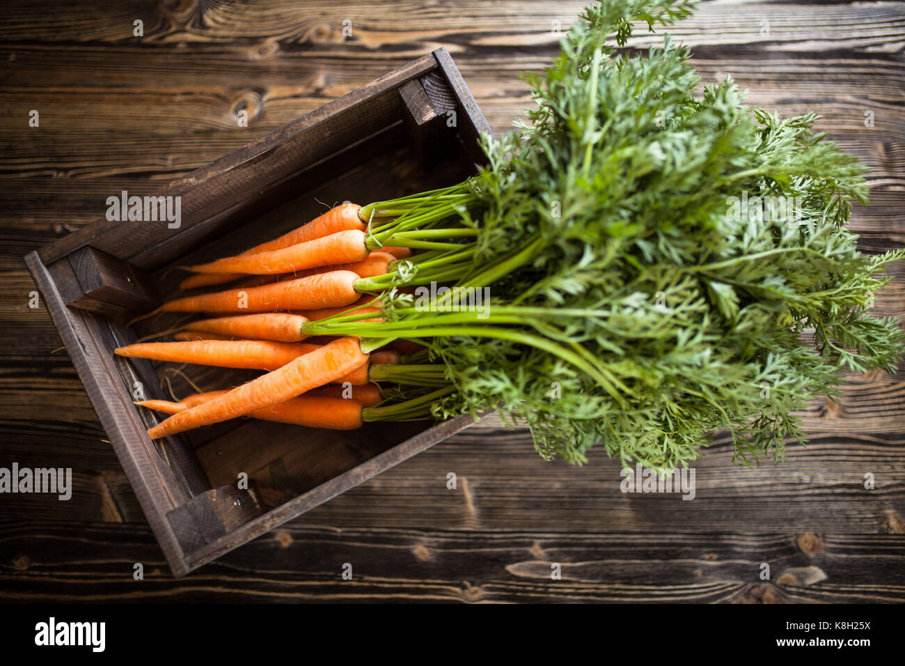 Karotte auf alten Holztisch Stockfoto