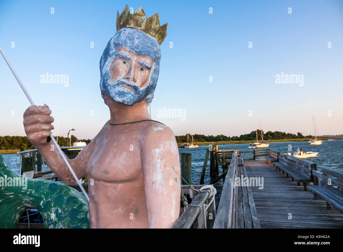 North Carolina, North Carolina, North Carolina, Morehead City, Bogue Sound, Waterfront, Olympus Dive Center, Poseidon, Statue, NC170518038 Stockfoto