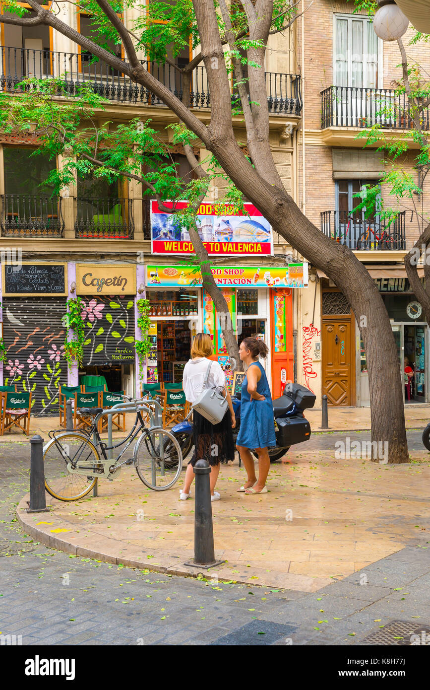 Frauen sprechen Straße, Blick auf zwei Frauen plaudern an einer Straßenecke auf der Plaza Tossal in der Altstadt Barrio del Carmen Gegend von Valencia, Spanien. Stockfoto