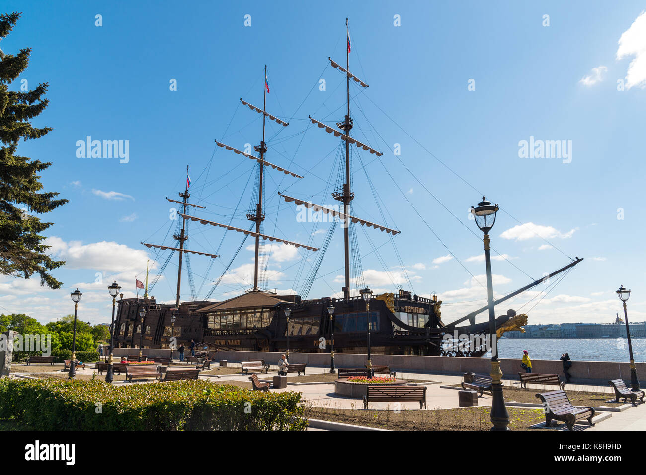 St. Petersburg, Russland - Juni 04.2017. Restaurant im Segelboot Flying Dutchman Stockfoto