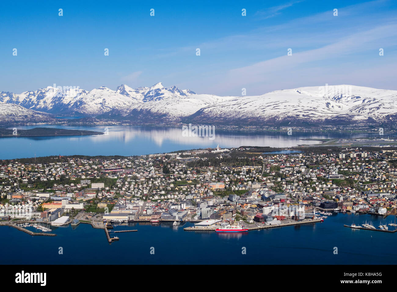 Hohe Blick über die Altstadt auf der Insel Tromsoya mit schneebedeckten Bergen, vom Berg Storsteinen im Sommer gesehen. Tromso, Troms, Norwegen, Skandinavien Stockfoto