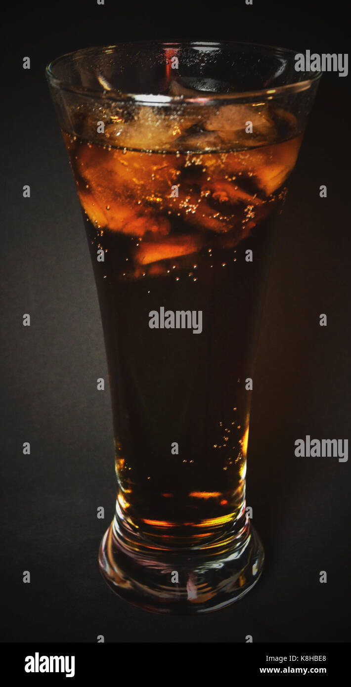 Hohes Glas Cola mit Eis Stockfoto