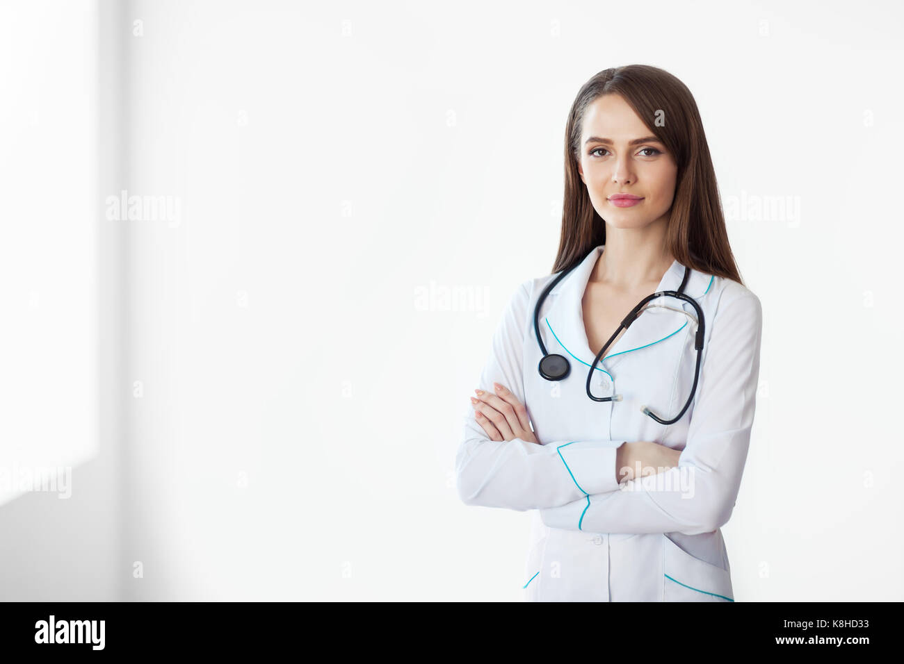 Portrait von zuversichtlich Arzt mit Waffen im Krankenhaus gekreuzt. Kopieren Sie Platz Stockfoto