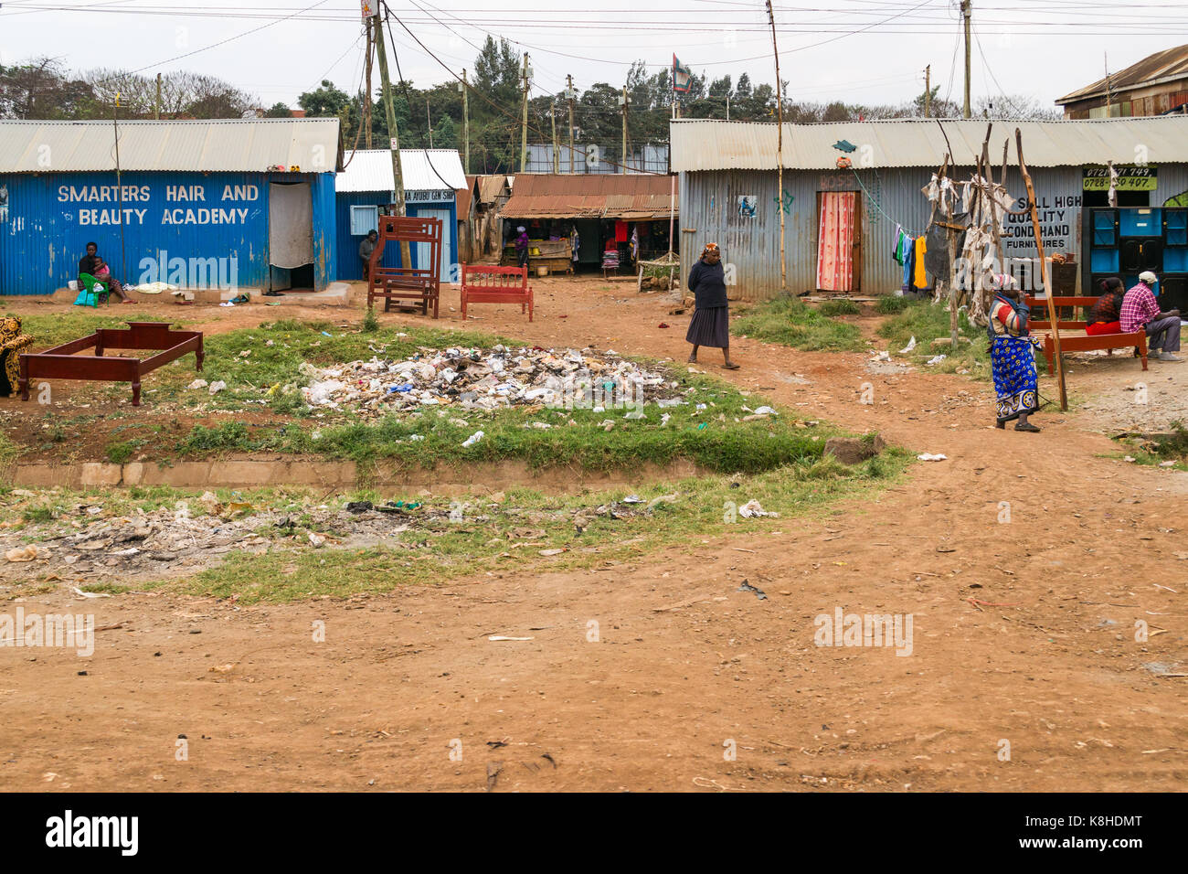 Buden und Gebäude mit Möbel außerhalb, Müll Abfall im Vordergrund, Kenia Stockfoto
