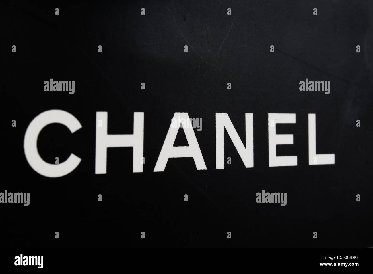 Chanel Logo auf schwarzem Hintergrund Stockfotografie - Alamy