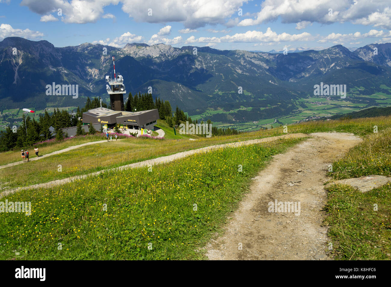 SCHLADMING, Österreich - 15 August: Touristen vor der Planai bike und Ski Areal am 15. August 2017 in Schladming. Stockfoto