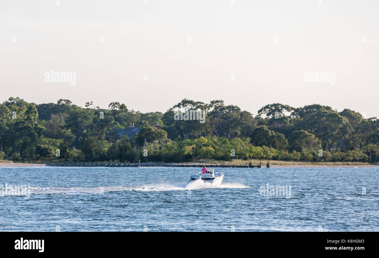 Person speedig entfernt auf einem Motorboot, Eastern Long Island, NY Stockfoto