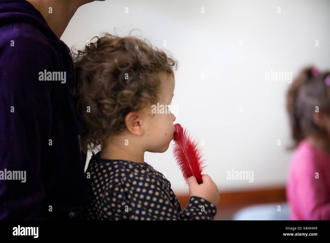 Eltern und Kind üben YOGA Stockfoto